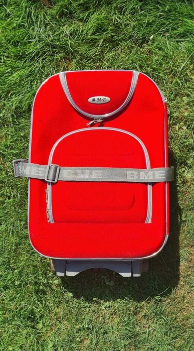 Valiză roșie – ușoară, rezistentă, cu roți