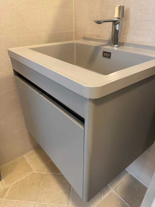 Шкаф за баня с огледало и лед осветление изработено от алуминий