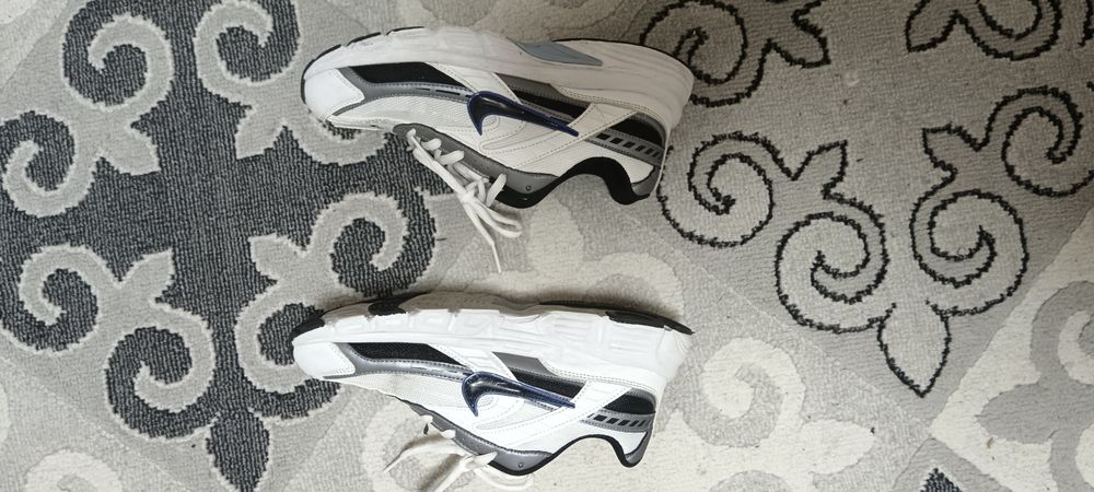 Продам кроссовки