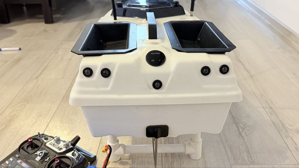 Vand navomodel, cu sonar si autopilot, pentru pescuit plantat