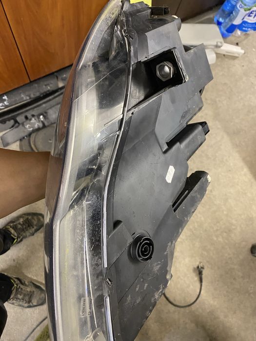 Ляв фар Валео Пасат б6 2006г като нов