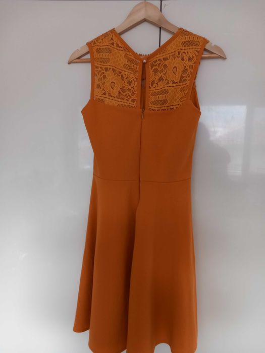 Официална рокля с изящна бродерия в цвят горчица