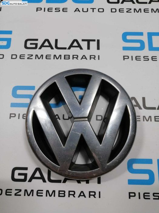 Sigla Emblema de pe Grila Bara Spoiler Fata Volkswagen Passat B5 1997 - 2001 Cod 3B0853601 3B0853601A