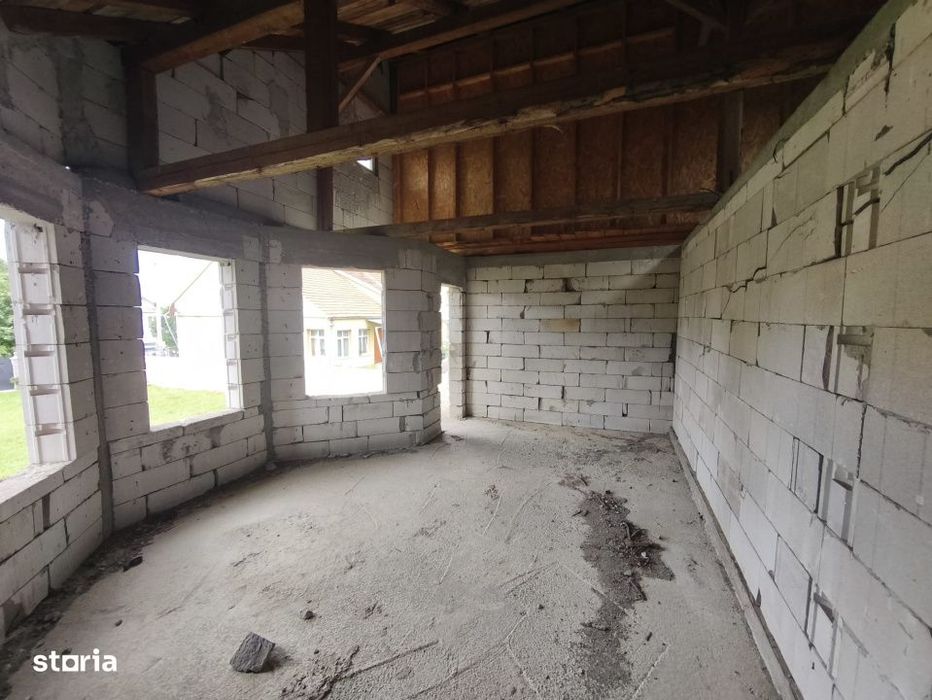 Duplex la rosu, 4400 mp teren, Siret