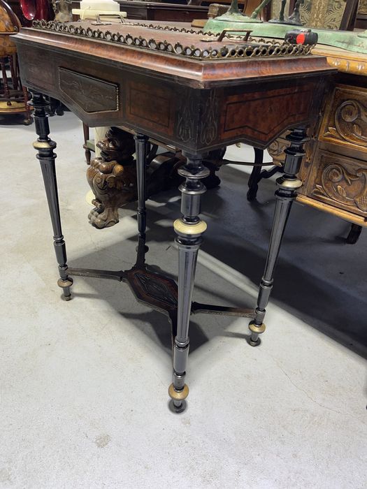 Masa deosebita din lemn, cu intarsii și ornamente bronz, stil Empire