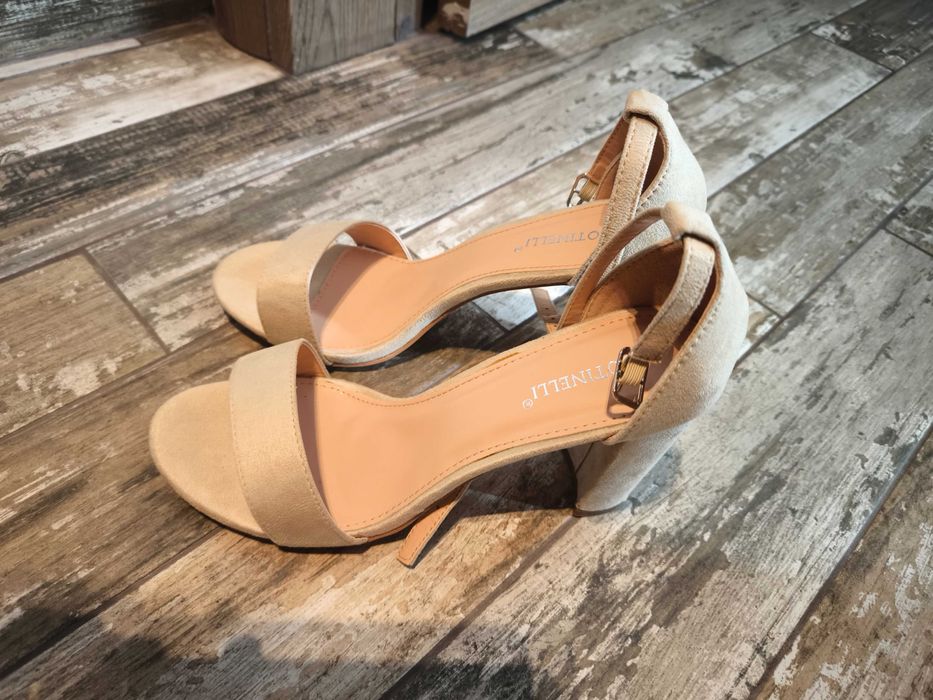 Велурени бежави сандали на ток