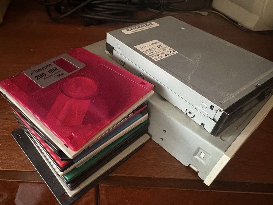 Инсталационни дискети 3.5” Turbo Pascal 9 бр + флопи + още 17 бр дискети и двд четец