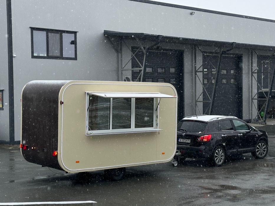 Каравана за бързо хранене е първата в България.