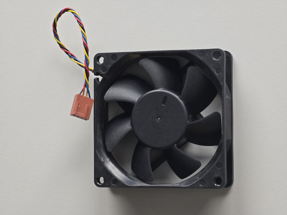 Ventilator carcasă AVC 12V 0.60A 80x80x20 mm - stare excelentă