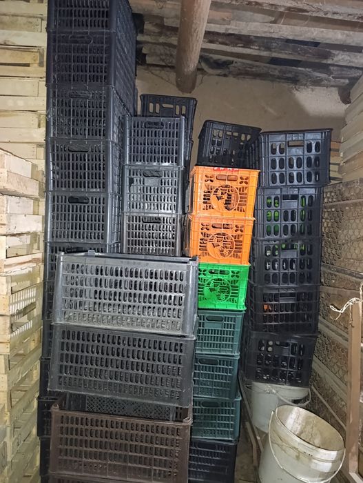 Plastmas yashiklar sotiladi .Eni 30sm ,uzunligi 50sm