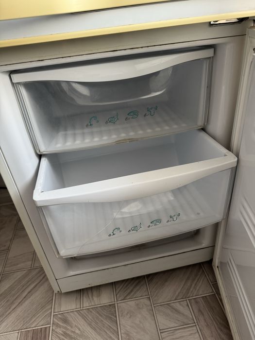 Рабочий холодильник Samsung,