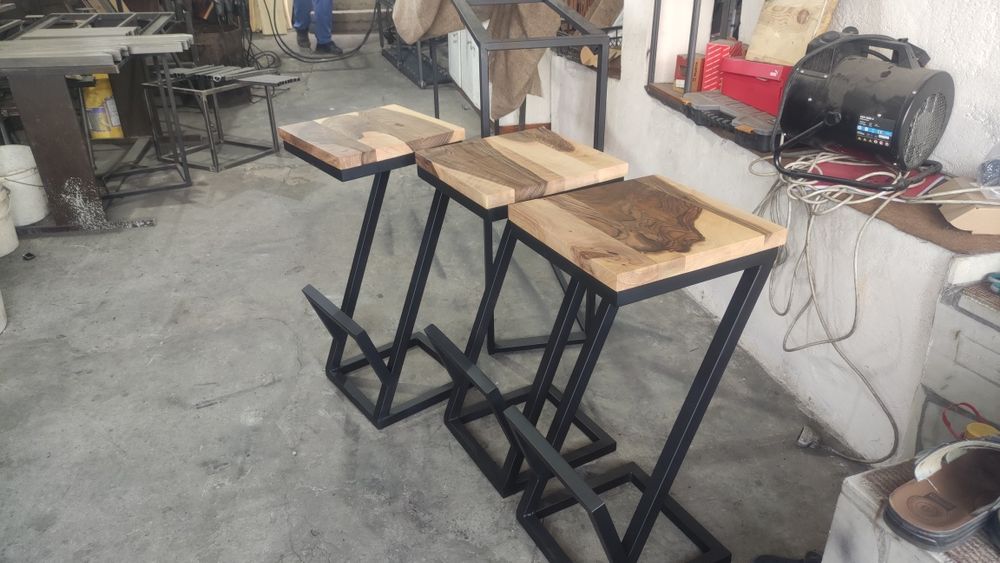 Барс стол от масив орех и метал