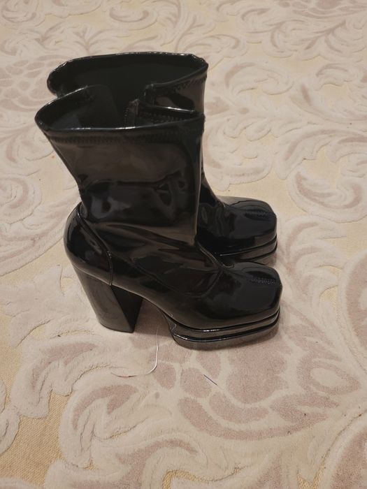 Cizme negre luciose scurte