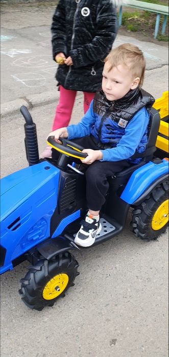 Синий трактор электрический с прицепом