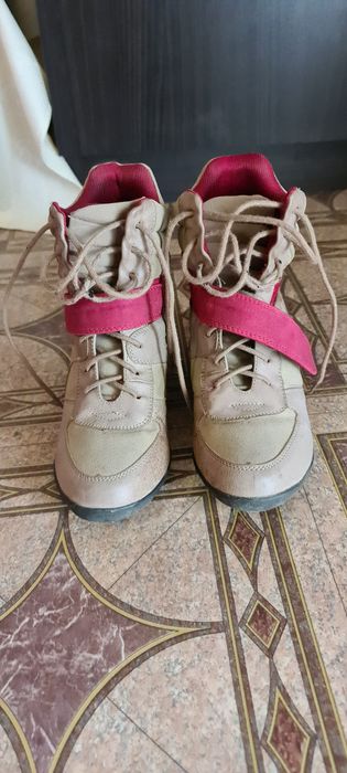 Обувки с вътрешна платформа