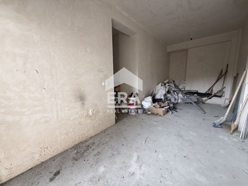 Партерен гараж и открито паркомясто за продажба, с ток и вода, в новоп