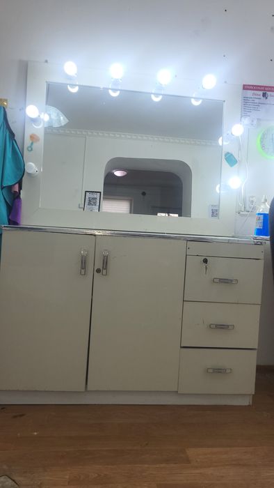 Екі шкаф айнасымен