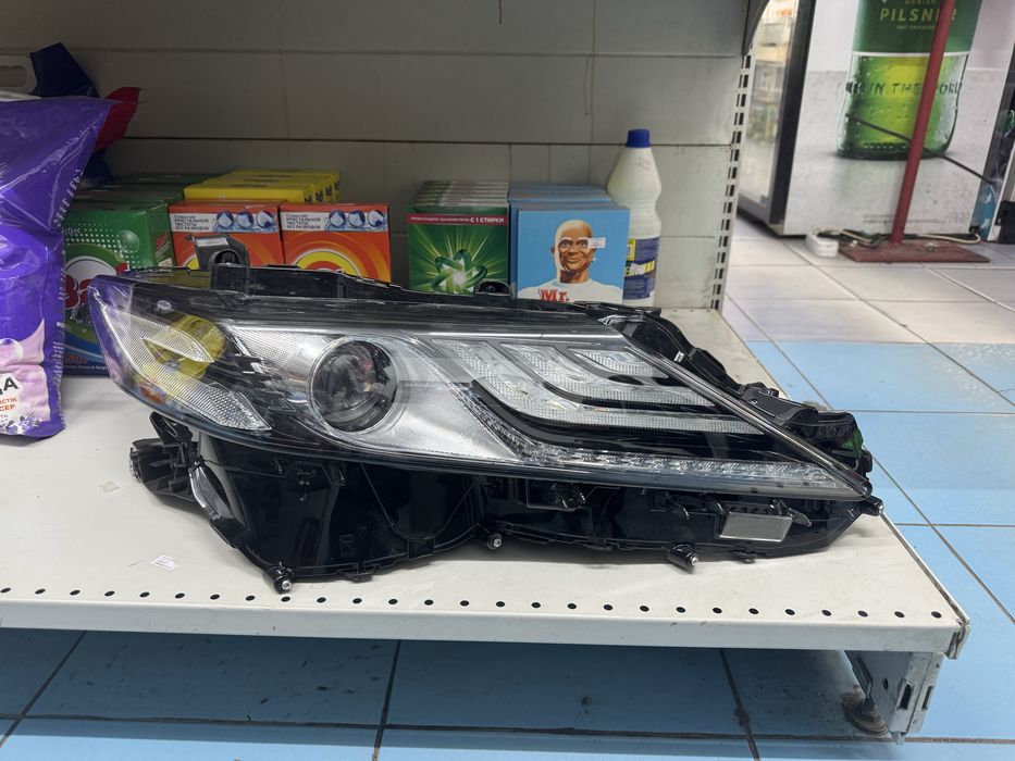 Передние фары на Камри 70 или 75 новые абсолютно оригинал