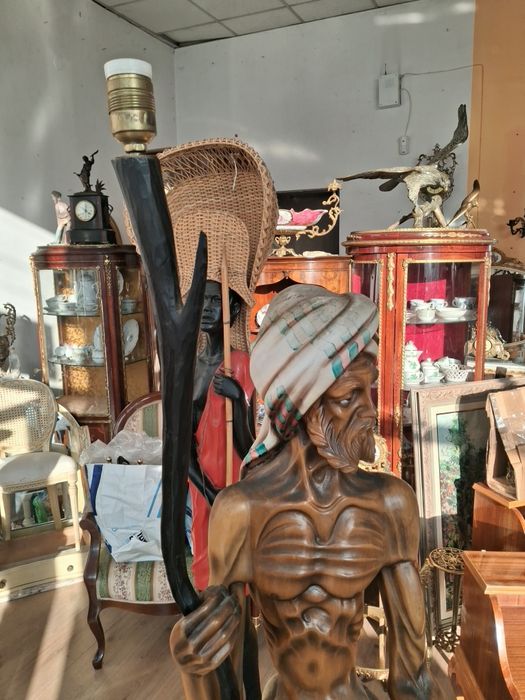 Голяма дървена фигура