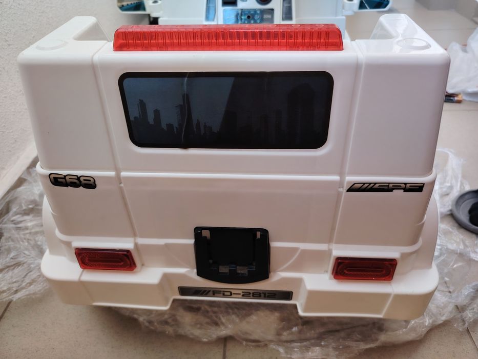 Продавам детска акумулаторна кола