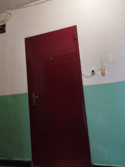 Желязна външна врата