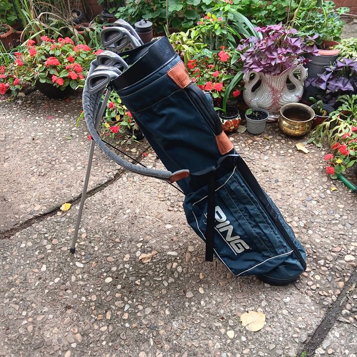 Две чанти със стикове за голф