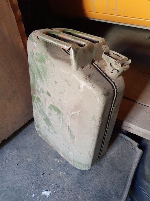 Продам ,швеллер7,8м,,.канистры,фляги.