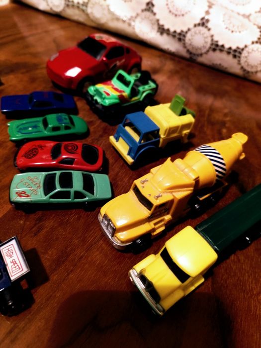 Лот от различни детски колички пластмасови и метални...