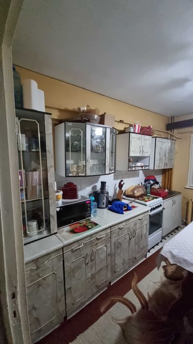 Vand mobilă de sufragerie și bucătărie