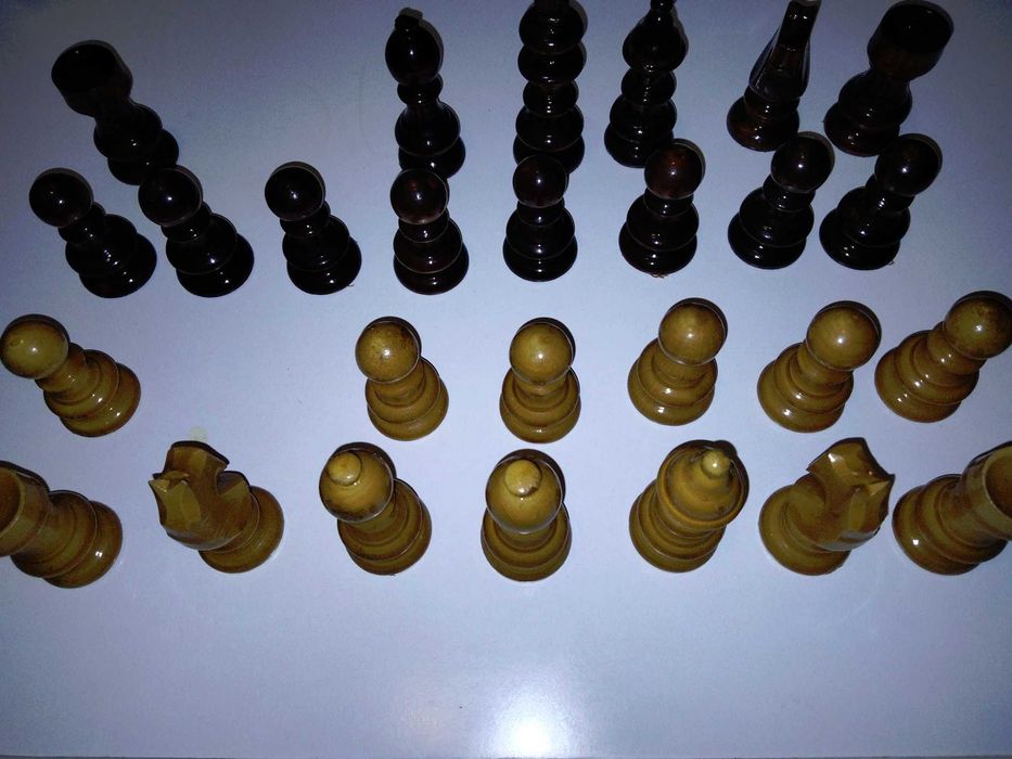 cutie table  , puluri lemn ,1985  ,   set sah complet