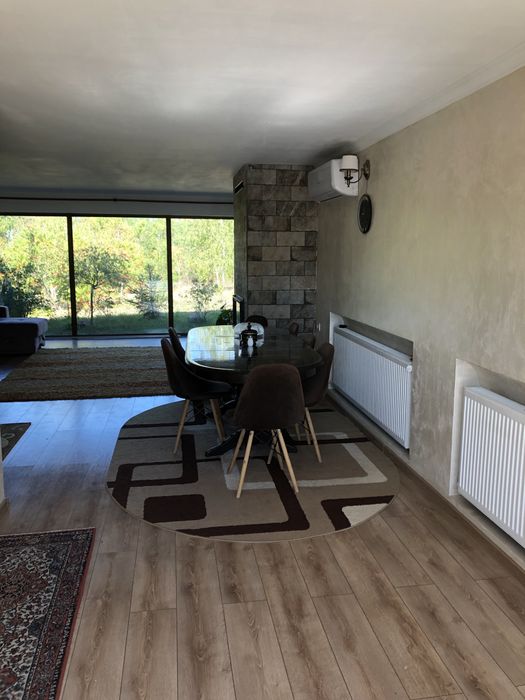 Vand casa cu piscina pe un teren de 50de arii adica 5000 metri patrati