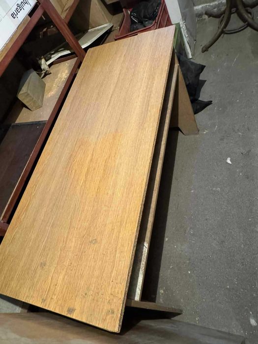 ПОДАРЯВАМ две използвани бюра. Пловдив.