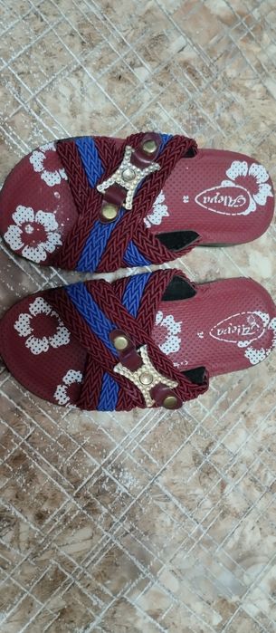 Отдам детскую обувь даром