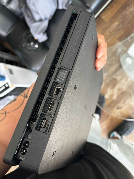 Продавам PlayStation 4 в отлично състояние!