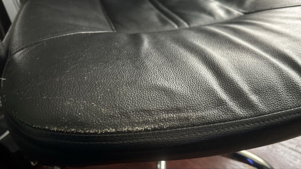 Vand scaun de birou cu mici defecte