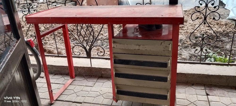 Железный шкаф стол