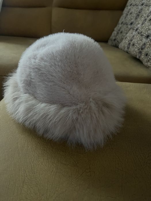 Дамска шапка с пух