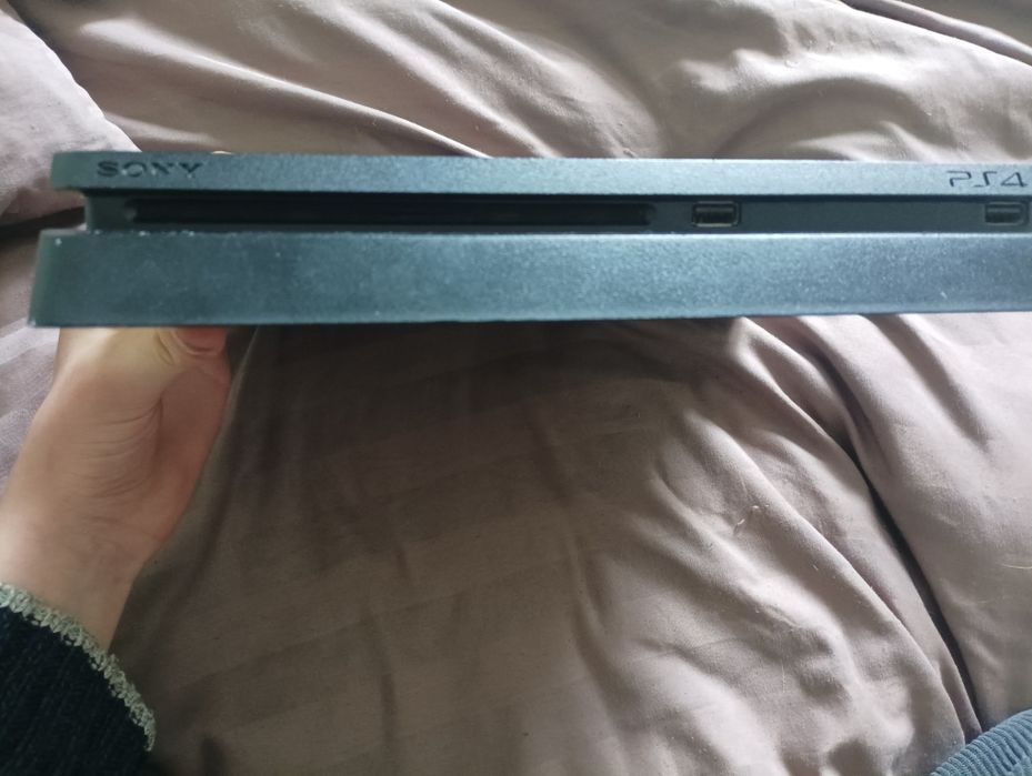 Продам PS4 Slim 1TB в отличном состоянии