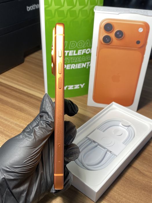 iPhone 17 Pro Max • 256 GB • Cosmic Orange