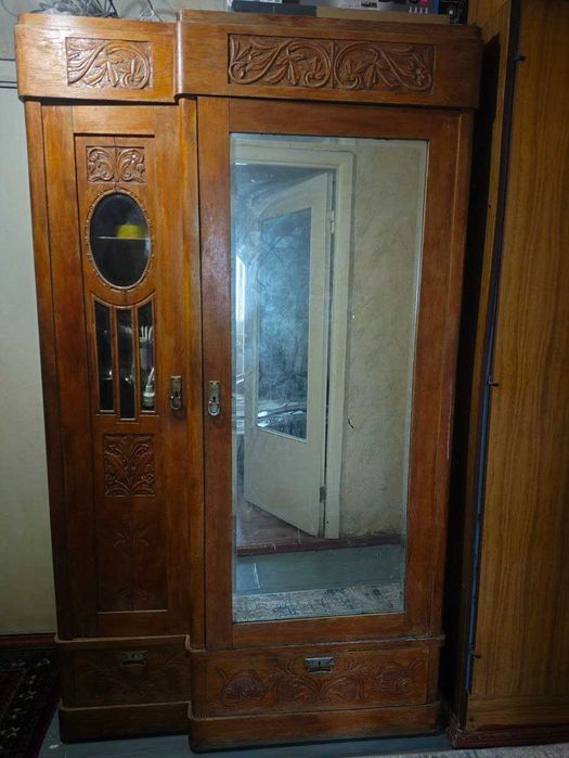 Продам старинный славянский шкаф