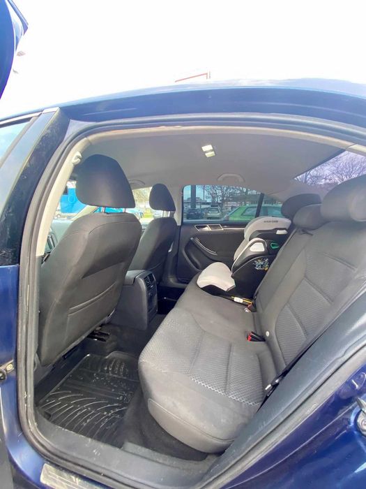 Volkswagen VW Jetta MK6 2.0 TDI | Отлично състояние | R-Line детайли