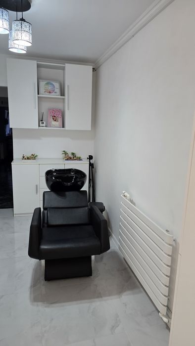 Închiriez post coafor mobilat  250€