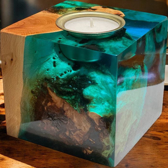 Ръчно изработени свещници от дърво и смола – за уют и атмосфера