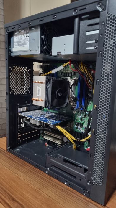 Unitate Server Worksta Intel Xeon 10 Core, 16GB RAM, GT740, SSD 160GB