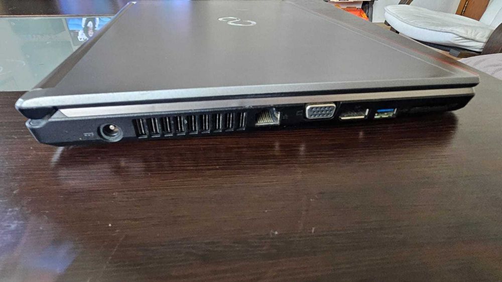 Продавам бизнес клас лаптоп Fujitsu Lifebook 13.3"