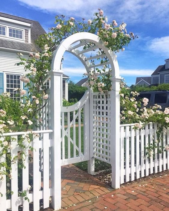 Suport din lemn pentru flori arcuit