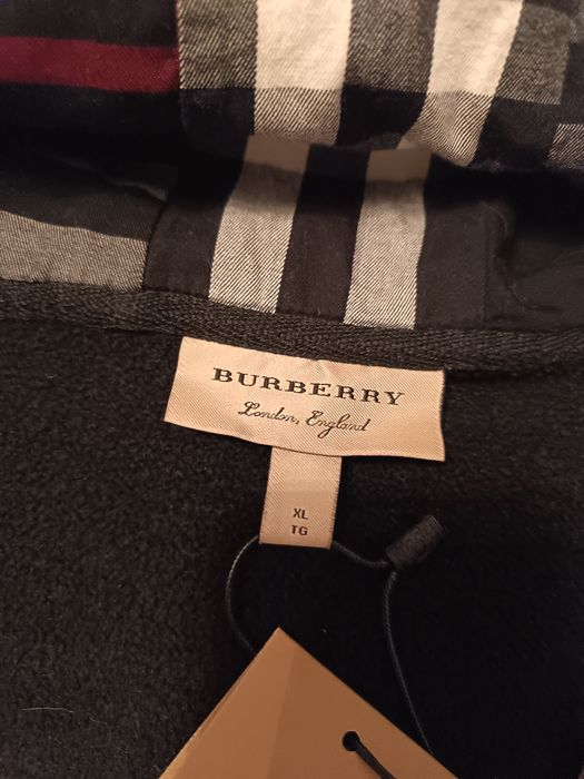 Vând bluza burberry neagra