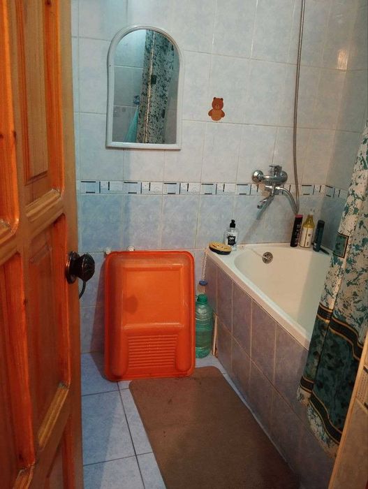 Чиланзар-1. Кирпичный дом, 3х комнатная квартира вдоль дороги. TL