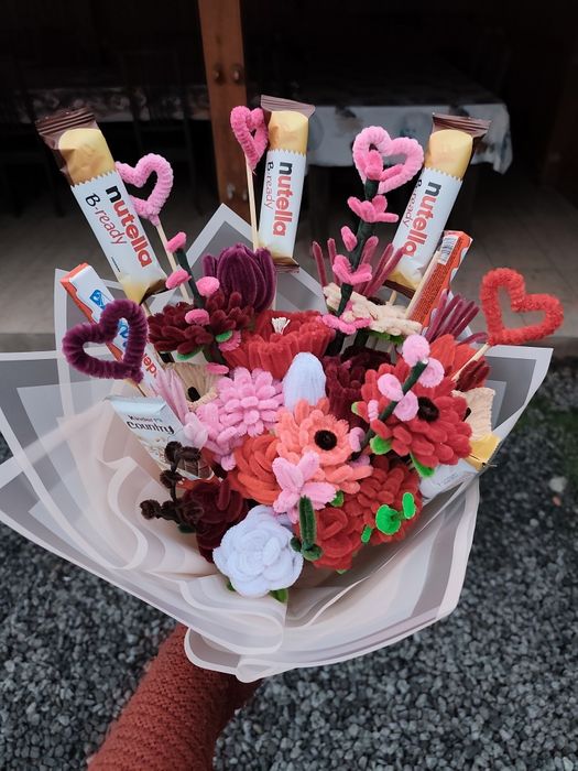 Buchete realizate manual pentru Ziua Îndrăgostiților – cadou unic, car