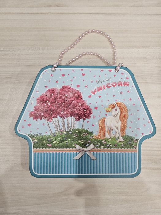 Пееща кутия с огледалце и тайно дневниче